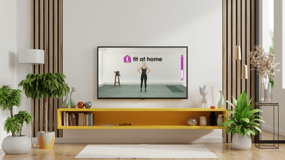 Pantalla de televisión que muestra a una mujer haciendo un entrenamiento en casa.