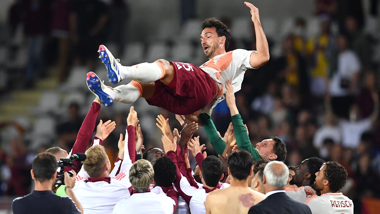 Los colegas del equipo lo celebraron a Hummels con una