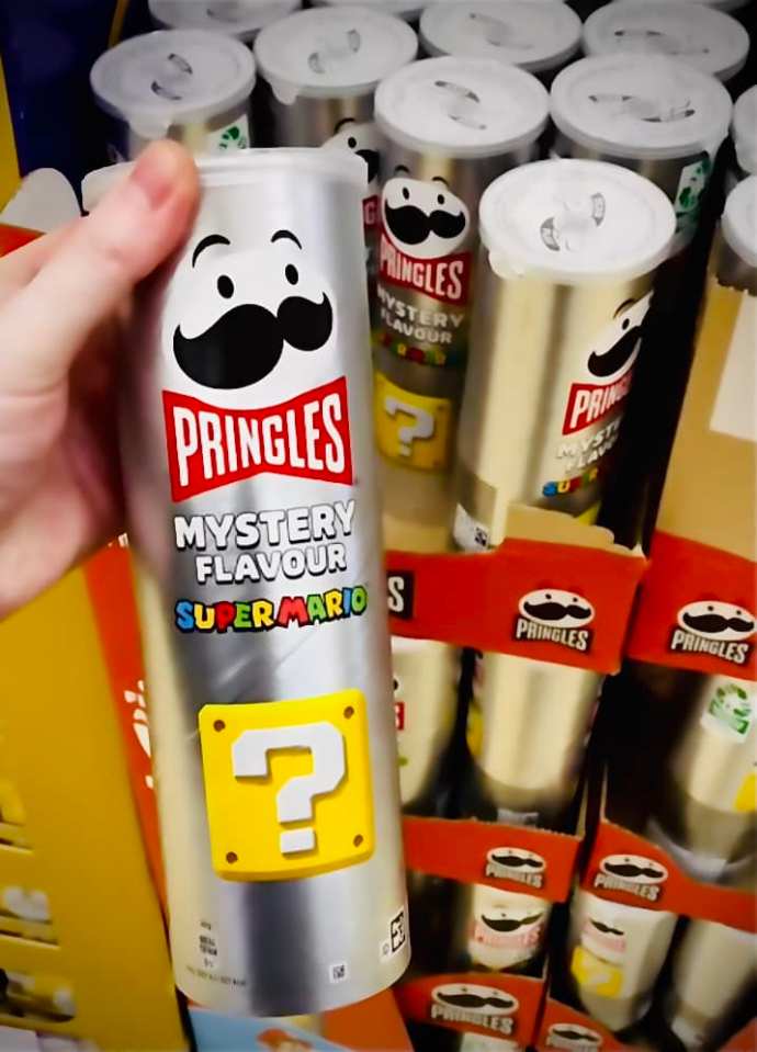 Mano sosteniendo una lata de Pringles Super Mario Mystery Sabor.