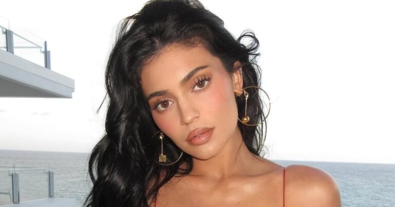 Los consejos franceses con tachuelas de Kylie Jenner son las