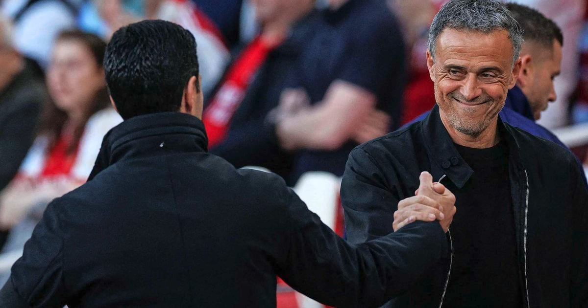 Los españoles Mikel Arteta y Luis Enrique 'chocan' después del