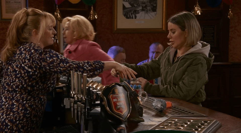 Captura de pantalla de dos mujeres en un bar de pub.