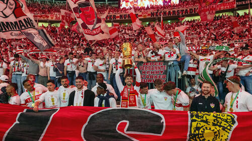 Los fanáticos de VFB celebran tan exuberantemente