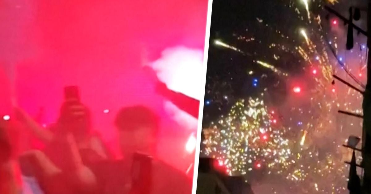 Los fanáticos extremadamente napoli celebran el campeonato con fuegos artificiales