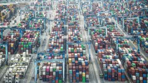 Envío de contenedores en Port Klang en Malasia