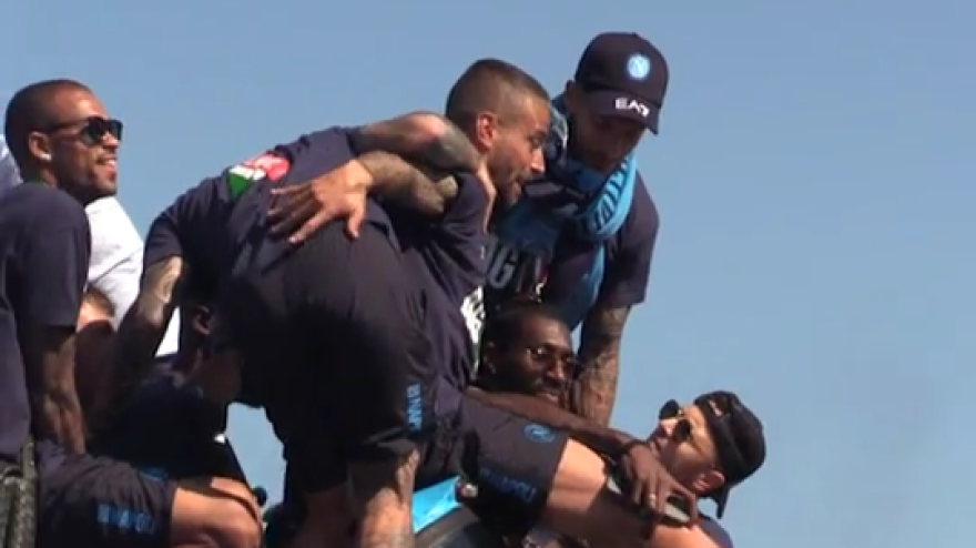 Los jugadores de Napoli desataron ... ¡y Spinazzola casi cae