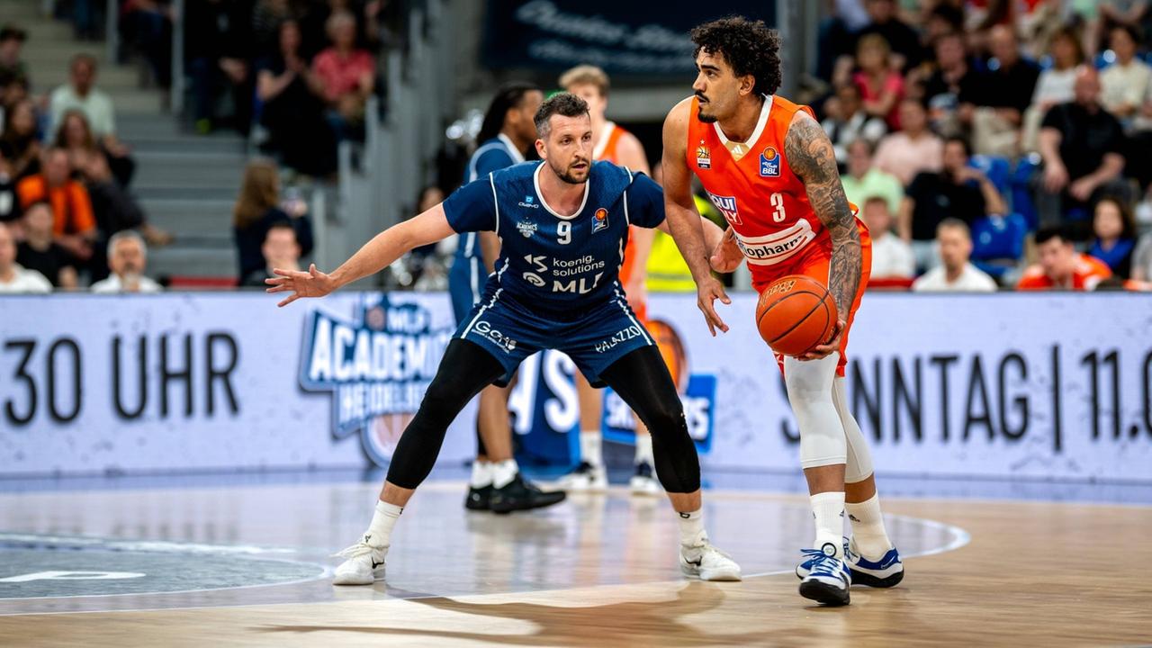 Los jugadores de baloncesto de Ulms huyen en el Derby
