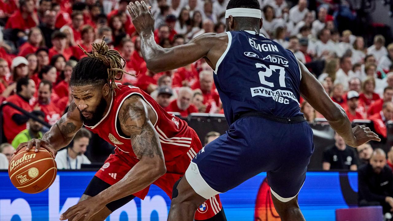 Los jugadores de baloncesto del Bayern dominan el MBC en