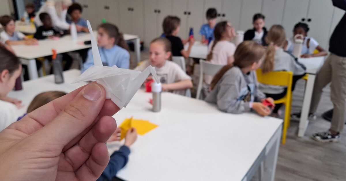 Los niños doblan las grúas como apoyo para las víctimas