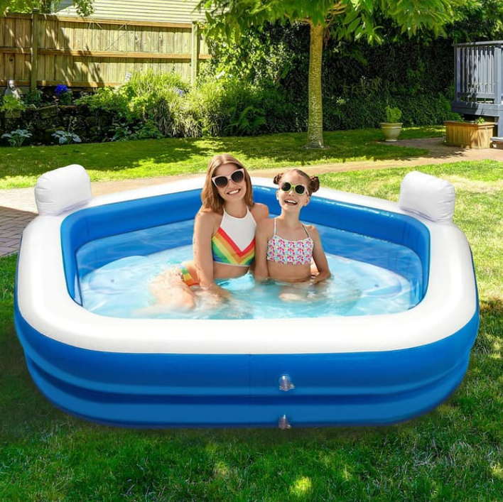 Dos chicas en una piscina inflable azul.