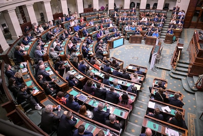 Los partidos gubernamentales ponen una "reforma sustancial" del estatus parlamentario