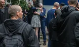 Un soldado ucraniano se encuentra con su esposa el sábado después de ser liberado en un intercambio de prisiones con Rusia. Foto Kostyantyn Chernichkin