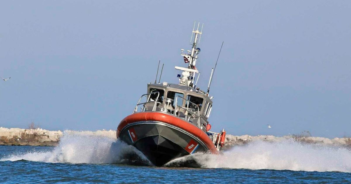 Matar y faltar después de volcar el barco migrante para