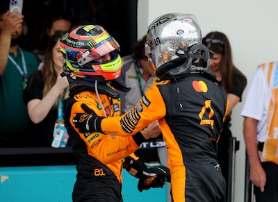 Max Verstappen no puede cobrar el polo y cae infeliz