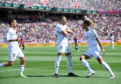 Mbappé golpea dos veces en Clásico en Barcelona en quince