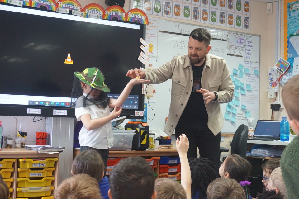 Un hombre que se presenta a un aula de niños.