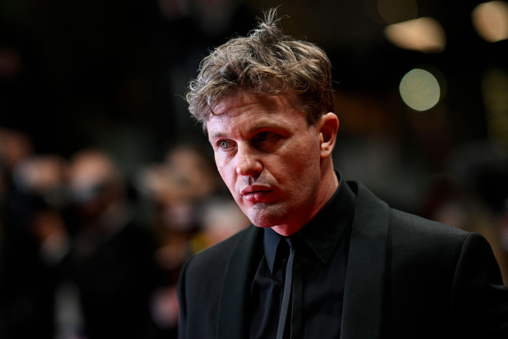 Michael Pitt arrestado por coerción sexual y violencia física