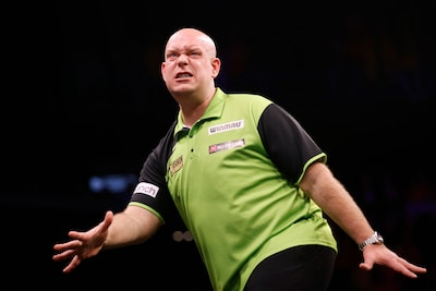 Michael Van Gerwen se golpea en la final contra Luke