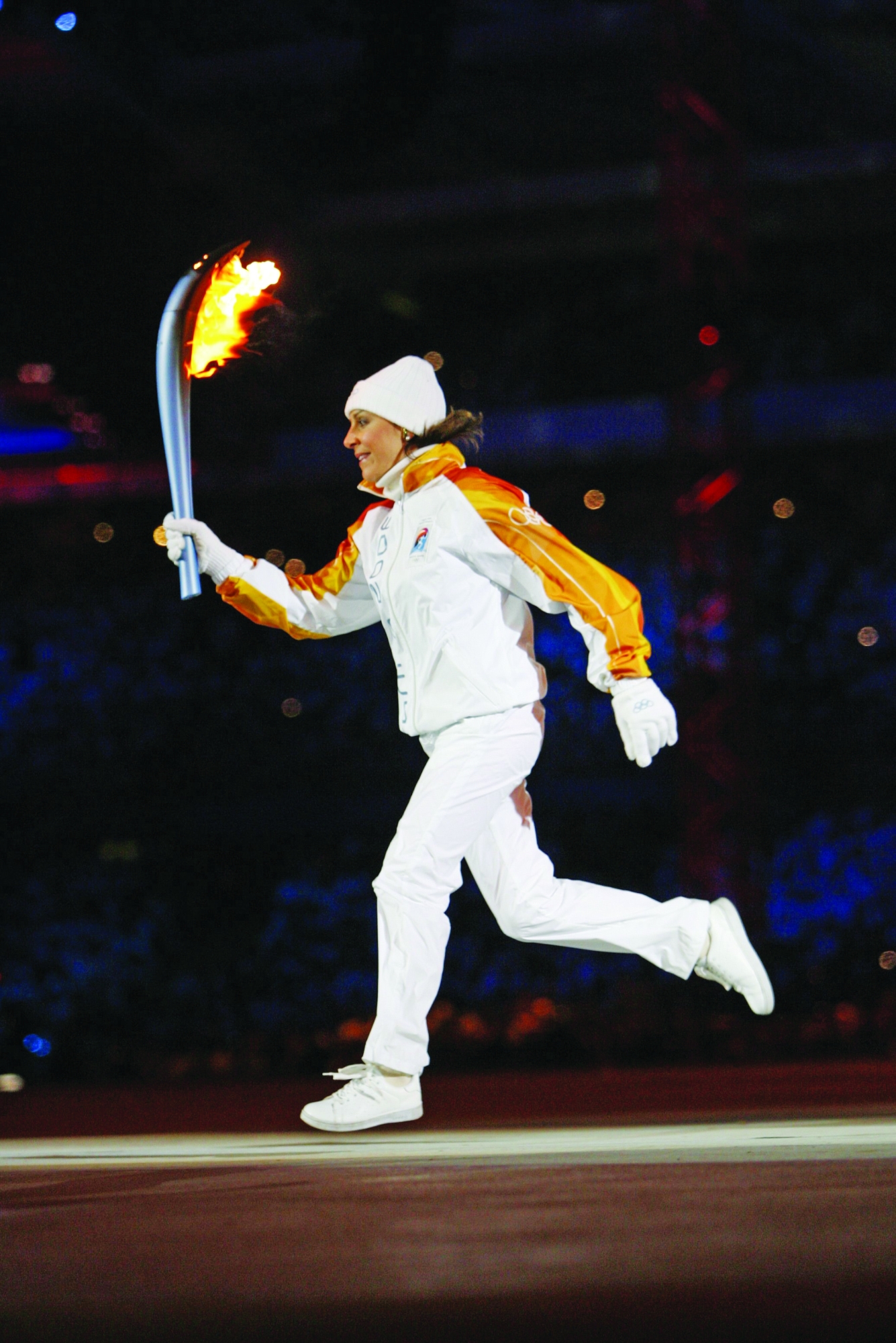Italia - Februgyy 10: Ceremonia de apertura: Olímpicos de invierno 2006, ex esquiadora italiana Deborah Compagnoni llevando antorcha olímpica antes de los juegos, Turín, Italia 2/10/2006 (foto de Tielemans/Sports Illustrated a través de Getty Images) (SetNumber: X75058 TK1 R1)