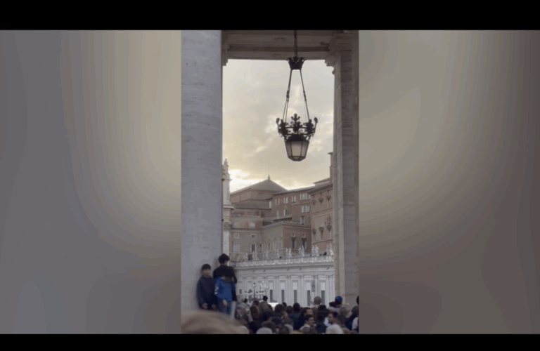 Miles de fieles en Roma en la plaza para asistir
