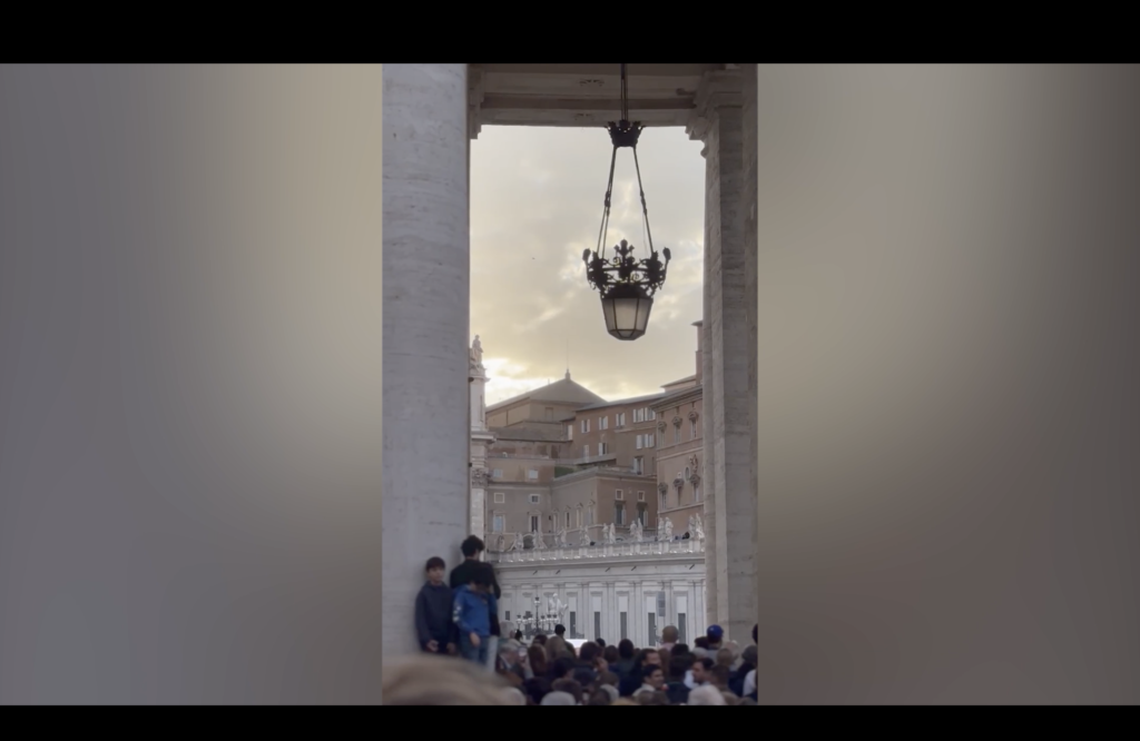 Miles de fieles en Roma en la plaza para asistir