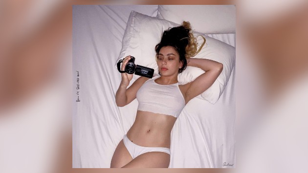 Mira a Charli XCX desprendir a su ropa interior, prender