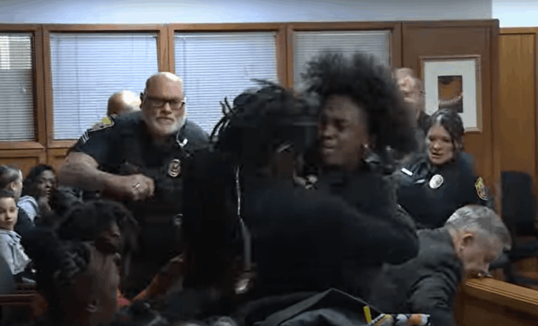 Mira el momento en masa Brawl en la sala de