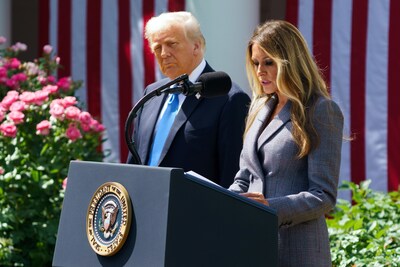 Mirar. Donald y Melania Trump firman el proyecto de ley