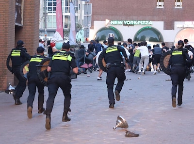 Mirar. Los jóvenes se vuelven contra la policía durante los