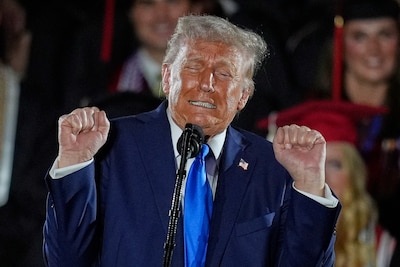 Mirar. Trump imita (transgénero) levantadores de pesas durante el discurso