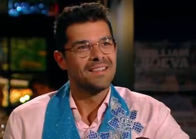 Mister Gay Bélgica Imran Nawaz sobre la almohada de Bart
