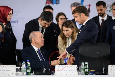 Momento extraño en la parte superior europea: Erdogan sostiene el