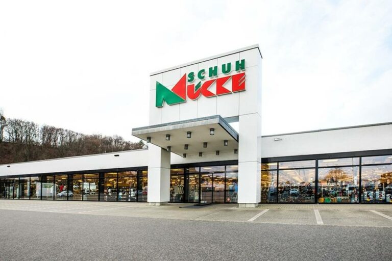 Muecke cierra la rama en el centro de Munich Einstein