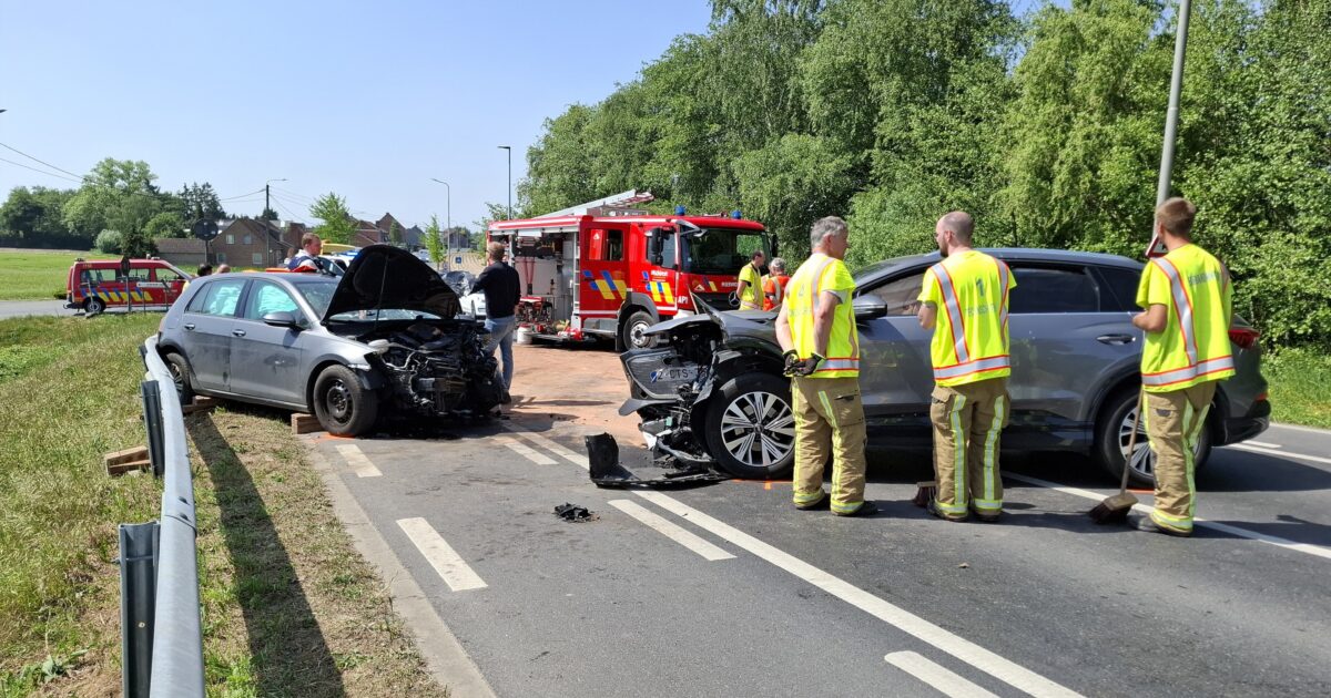 Mujer (64) herida gravemente en accidente con 2 autos en