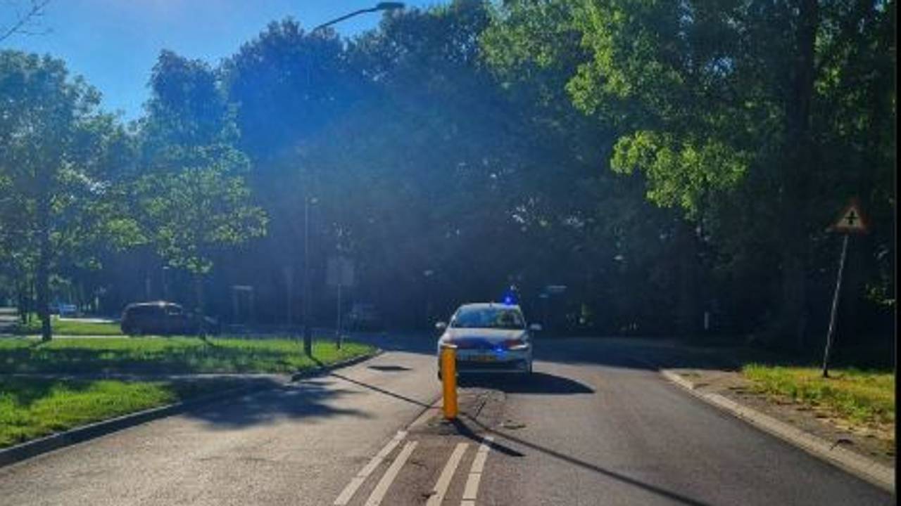 Mujer borracha conduce contra el letrero de tráfico y el