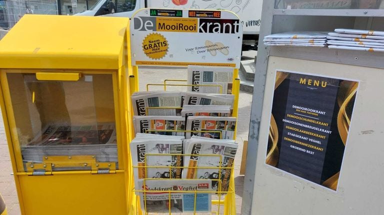 La bandeja del periódico llena de revistas semanales locales de diferentes pueblos (Foto: Tom Berkers).