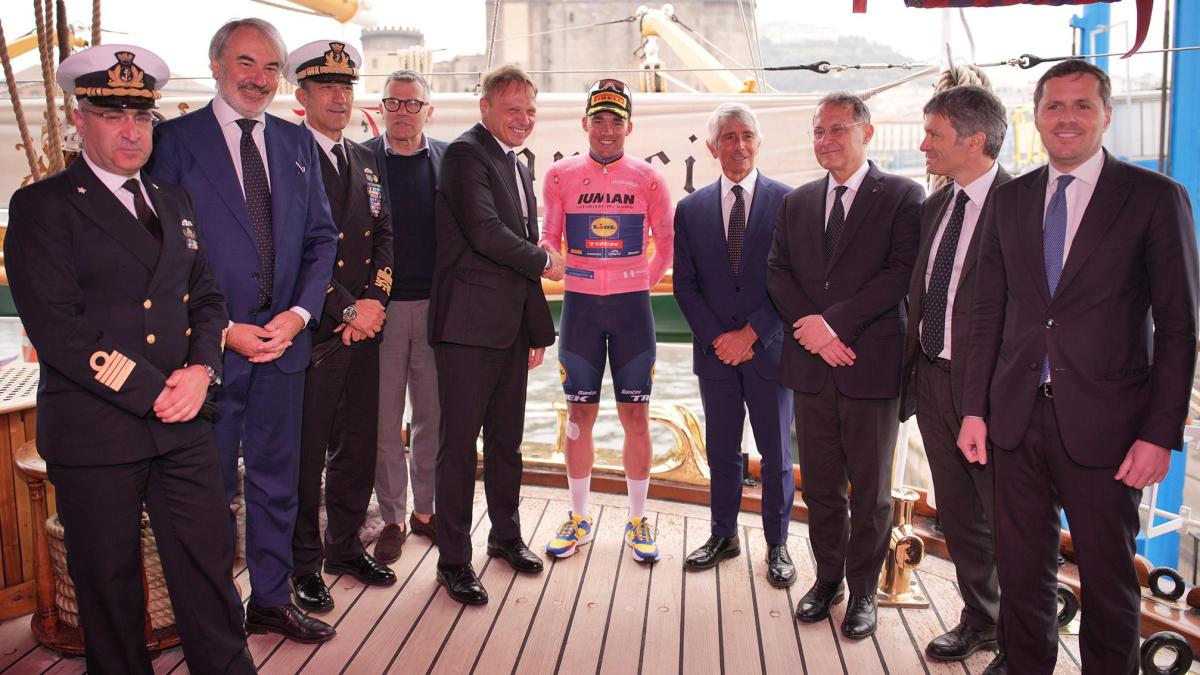Nápoles, la camisa Pink Pedersen a bordo del Amerigo Vespucci