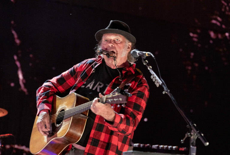 Neil Young ataca a Trump: "No te tengo miedo. Y