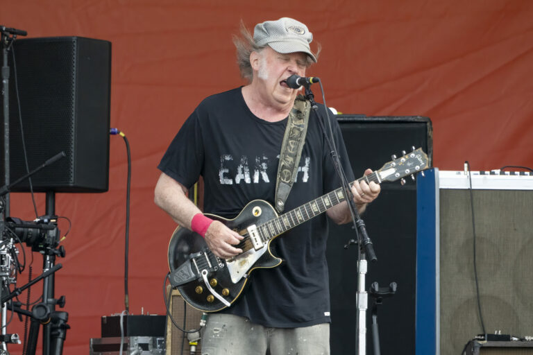 Neil Young desempaca un clásico después de 42 años, desafía