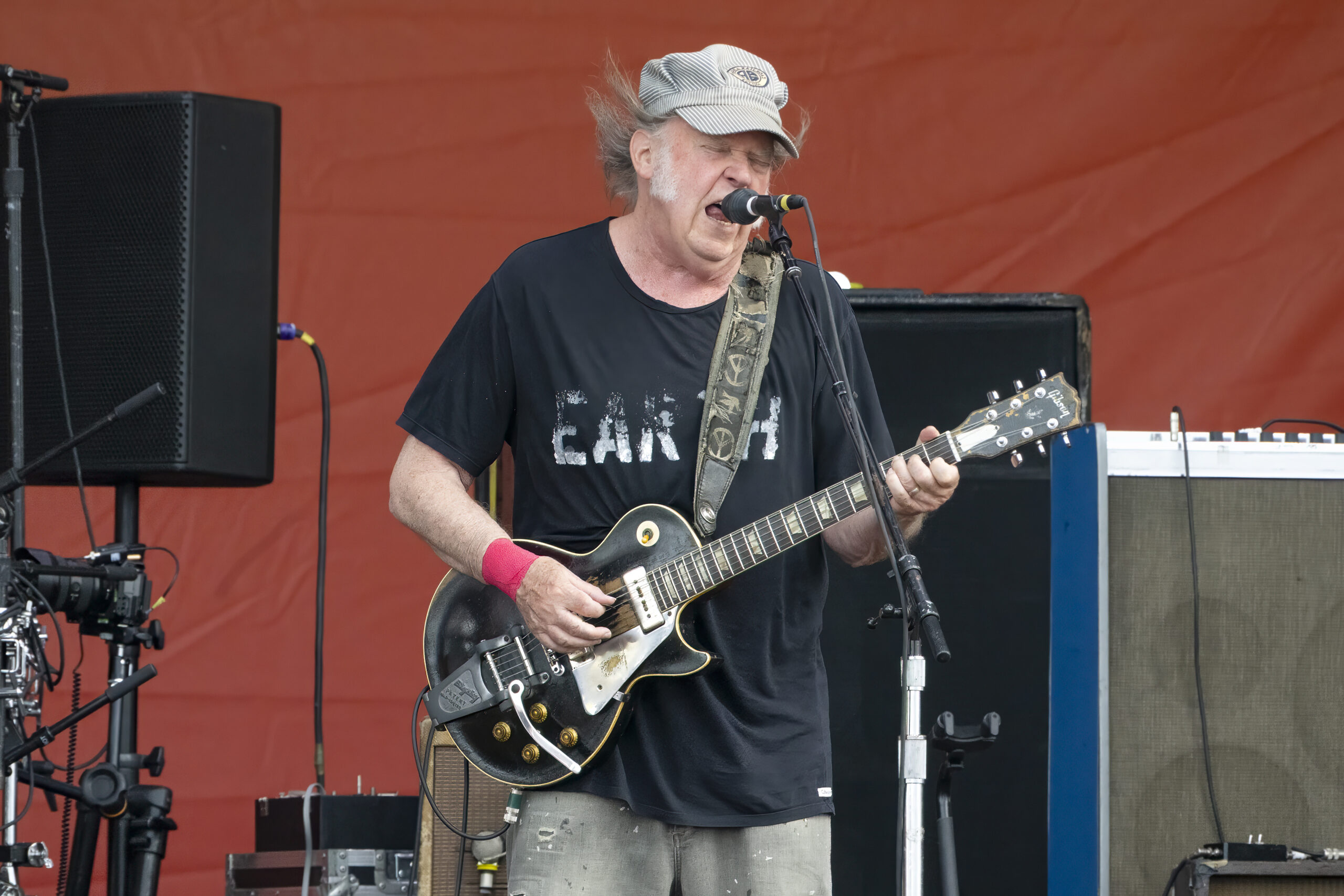 Neil Young desempaca un clásico después de 42 años, desafía