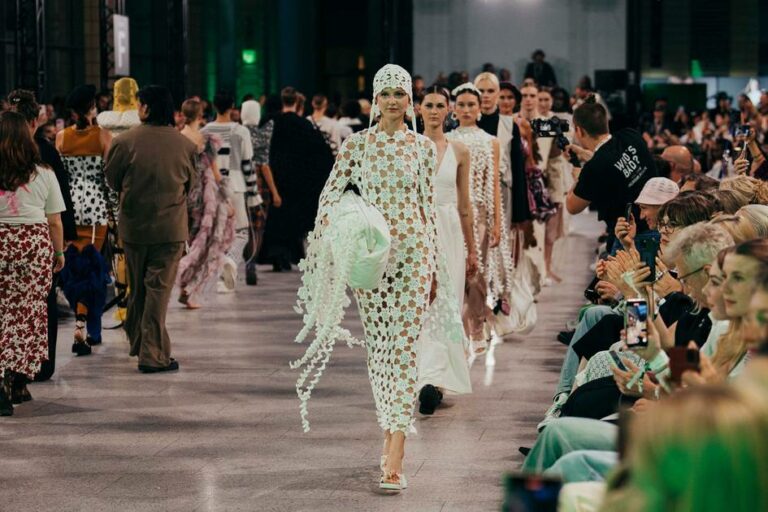 Neo.fashion. va al siguiente. nivel. - La plataforma joven está