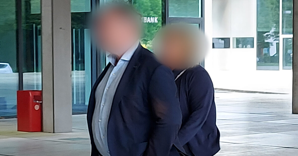 Nuevamente posponiendo en el procurador y esposa del departamento de