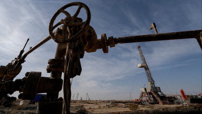 OPEP+ liderado por Arabia Saudi expande la producción a pesar