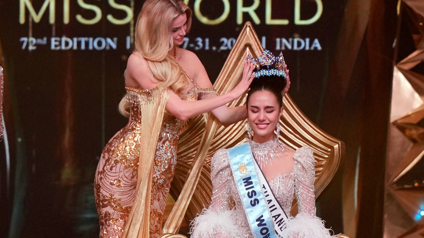 Opal Suchata Chuangsri de Tailandia es coronada Miss Mundo 2025.