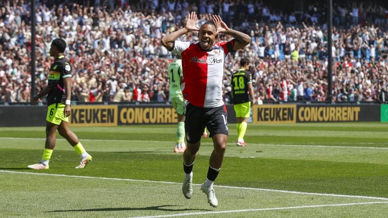 Igor Paixão celebra el 1-0 con jugadores de PSV decepcionados en el fondo. (Foto: ANP, Bart Stoutjesdijk)