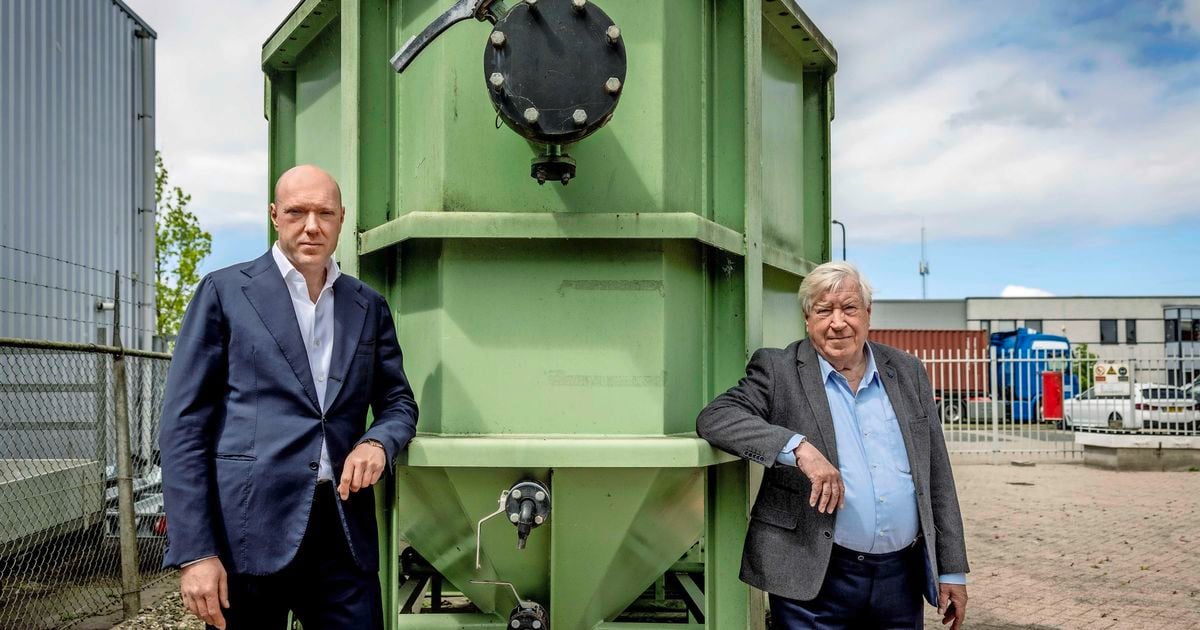Padre Simon (76) orgulloso de su hijo como sucesor de