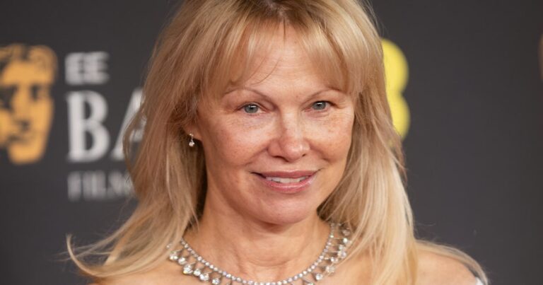 Pamela Anderson acaba de revivir su firma de maquillaje de