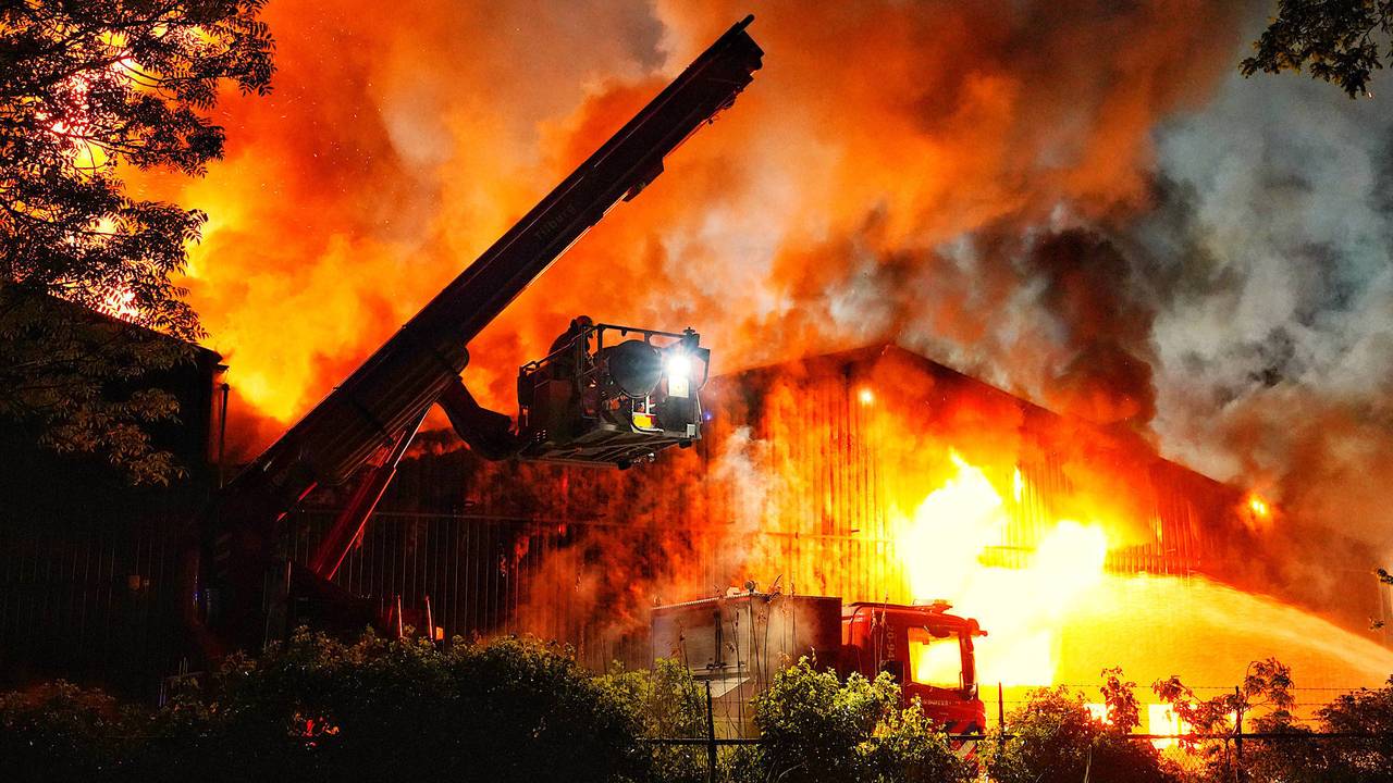 Partículas afiladas de paneles solares vuelan con fuego ardiente