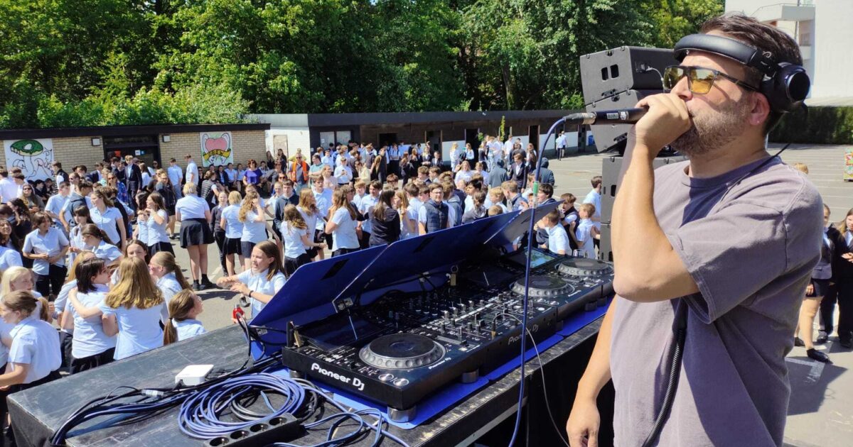 Party in ter Groene Poorte: DJ Sorprisos Sorprendios Estudiantes con