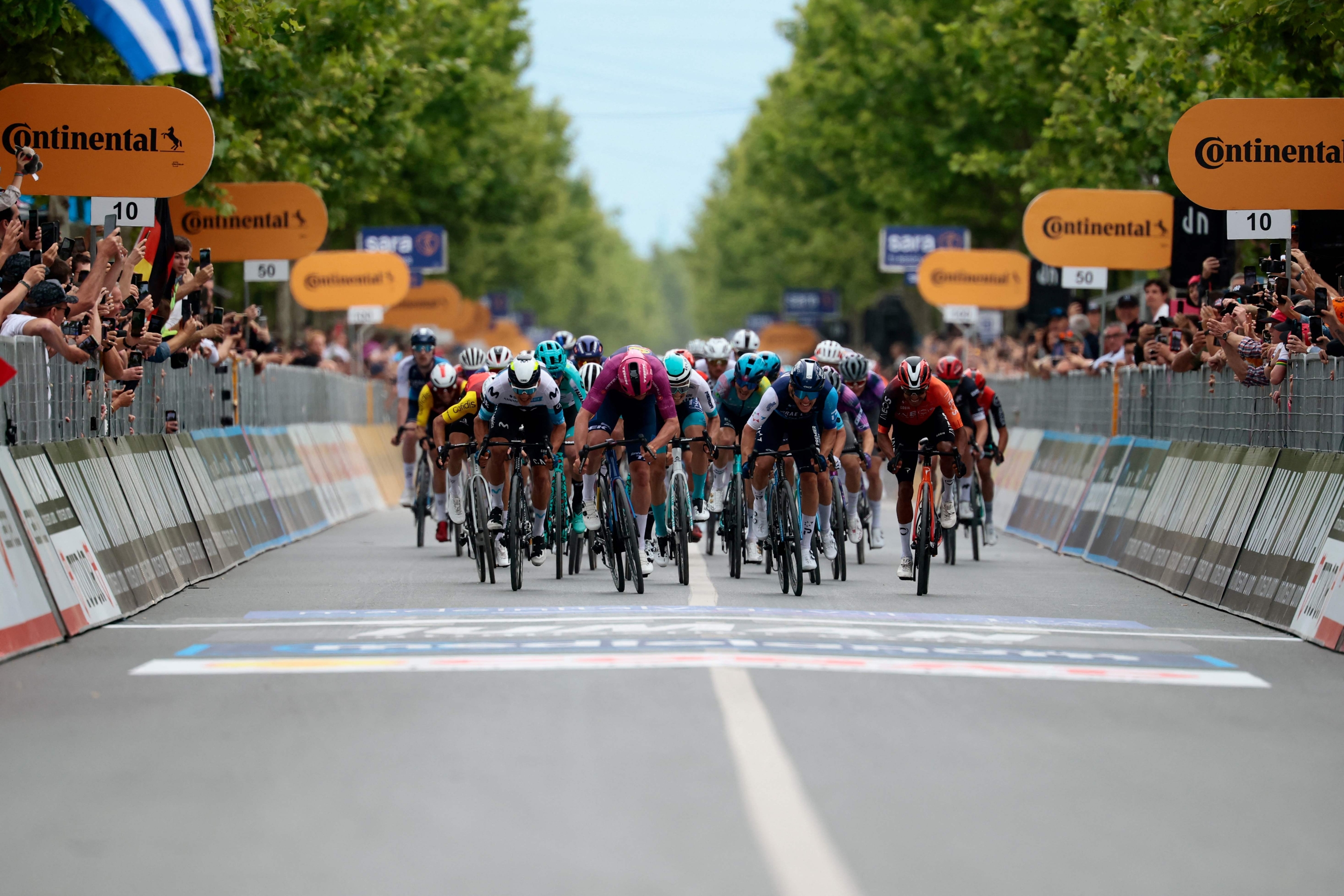 El jinete danés Mads Pedersen (C) de Lidl-Trek corre a la línea de meta para ganar la tercera etapa de la 108a carrera de ciclismo Giro d'Italia, 160 km de Vlore a Vore en Albania, el 11 de mayo de 2025. (Foto de Luca Bettini / AFP)